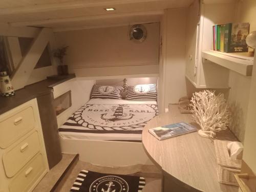 普罗普里亚诺Santa-Giulia的小房间设有一张床和一张桌子