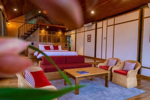 BhurtukEagle's Nest的客房设有床、沙发和桌子。