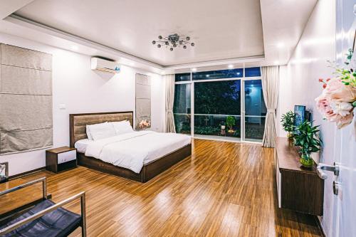 岑山Villa FLC Sầm Sơn - Sao biển 98的一间卧室设有一张床和一个大窗户