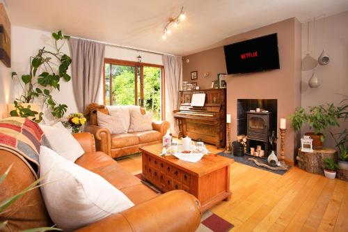 阿尔内斯Beechwood Lodge Guesthouse的客厅配有沙发和桌子