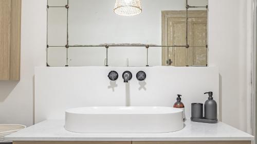 特鲁瓦GoldSwan, Chic et Confortable au Coeur de Troyes !的白色的浴室设有水槽和镜子