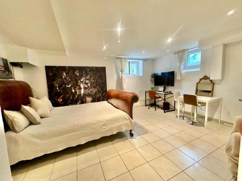 日内瓦Residence Mont-Blanc的一间卧室设有一张床和一间客厅。