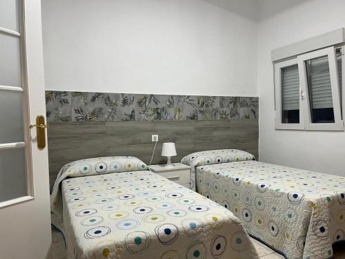 巴尔巴特Casa Moli的一间卧室设有两张床和窗户。