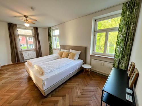 赫尔布兰茨Auszeit im Bad Diezlings的卧室设有一张白色大床和两个窗户。