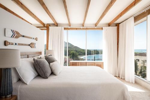 GurapitoCofresi Hills Residence的一间卧室设有一张大床和一个大窗户