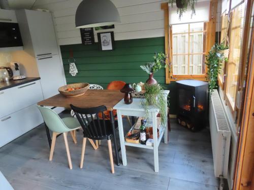曲马勒姆Tiny Botanic House的厨房配有桌椅和炉灶。