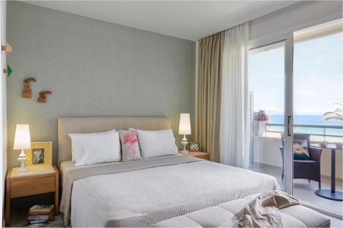阿菲托斯阿菲提斯精品酒店的一间卧室配有一张床,享有海景