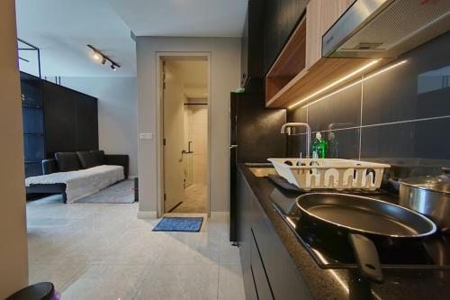 吉隆坡Axon Bukit Bintang_Studio (B)的一间带水槽的浴室和一间客厅