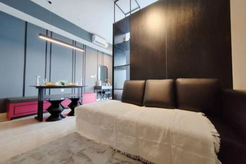 吉隆坡Axon Bukit Bintang_Studio (B)的一间卧室配有一张床和一张桌子
