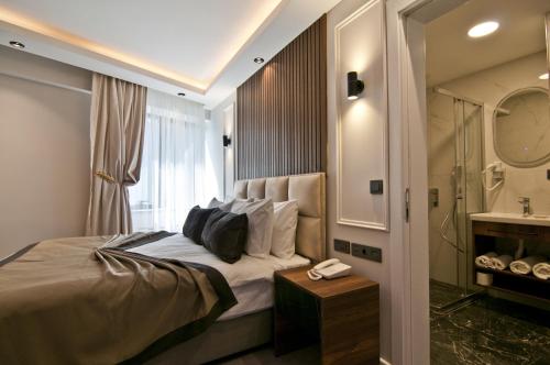 伊斯坦布尔VALİDE RESİDENCE的一间卧室配有一张床,浴室设有水槽