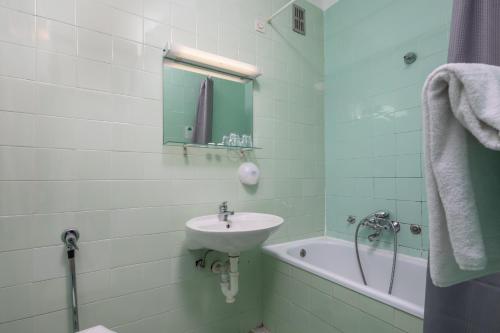 克拉列维察Uvala Scott的浴室配有盥洗盆和浴缸。