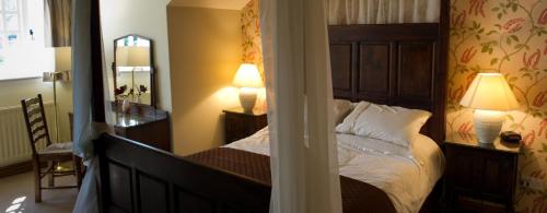 布兰德福德福鲁姆True Lovers Knot的一间卧室配有一张床、两盏灯和一面镜子