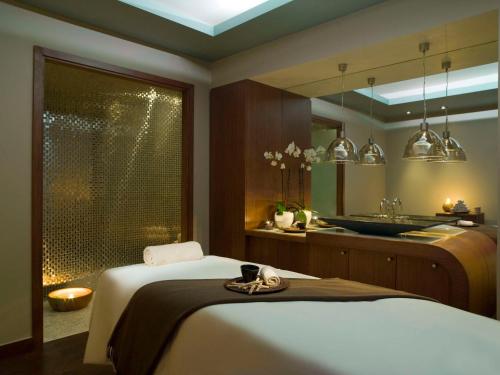 伊斯坦布尔伊斯坦堡君悦酒店的一间卧室配有一张床,浴室设有水槽