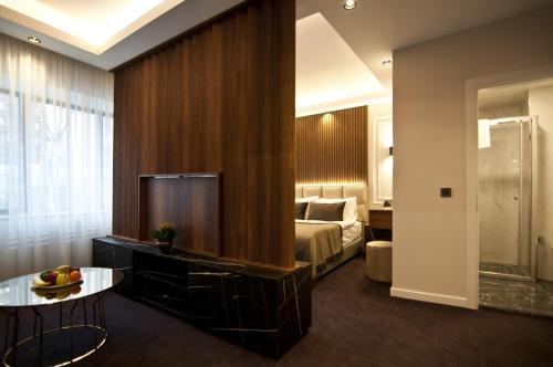 伊斯坦布尔VALİDE RESİDENCE的酒店客房设有一间带一张床和一张桌子的卧室