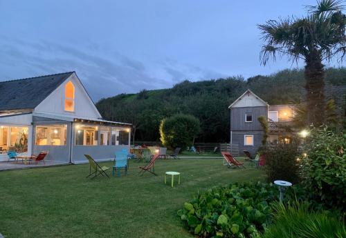 滨海圣洛朗萨皮涅尔酒店的一座房子,里面设有庭院、椅子和一棵树