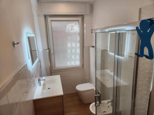 罗马corso francia suite的一间带卫生间和玻璃淋浴间的浴室