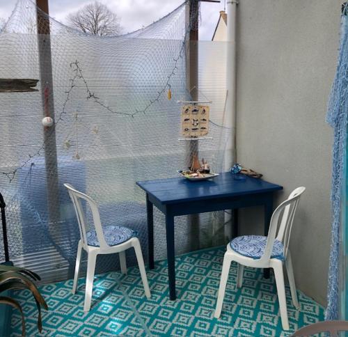 普勒尔蒂chambre océan的一张蓝色的桌子和两把椅子