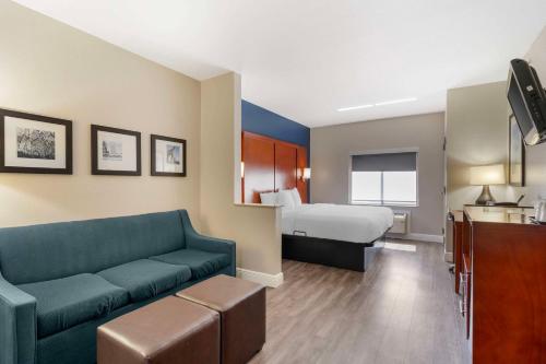 杰克逊维尔Comfort Suites West Jacksonville的客厅配有沙发和一张位于房间的床