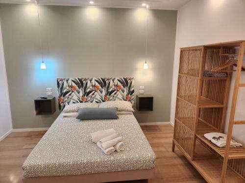 罗马corso francia suite的一间设有床铺的房间,上面有两条毛巾