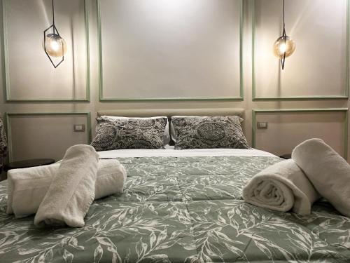 阿西西歌曲客房旅馆的一间卧室配有带毛巾的床