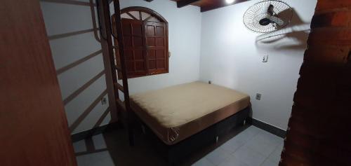 古里里Casa Temporada Guriri Beira-Mar的小客房配有双层床和风扇