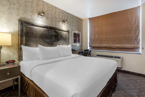 纽约Comfort Inn Manhattan - Midtown West的一张大白色的床,位于酒店客房内