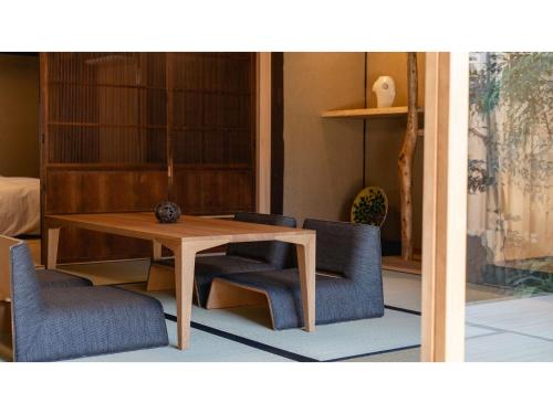TatsunoKominka Hotel kurasu - Vacation STAY 24260v的一间带木桌和椅子的用餐室