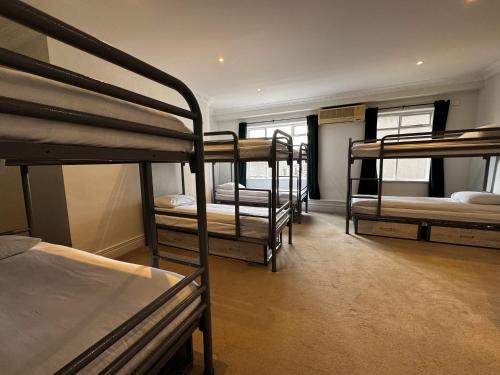 都柏林The Dawson Hostel的一间设有一张双层床的房间
