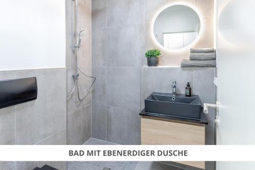 拜罗伊特Apartment Wahnfried No4 - Zentral wohnen mit Küche und Duschbad, Parkplatz, 300m zur Fussgängerzone的一间带水槽和镜子的浴室