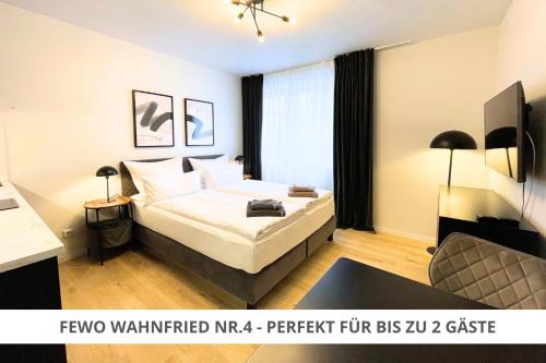 拜罗伊特Apartment Wahnfried No4 - Zentral wohnen mit Küche und Duschbad, Parkplatz, 300m zur Fussgängerzone的酒店客房,配有床和沙发