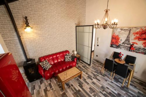 AtecaApartamento Rojo的客厅配有红色的沙发和桌子