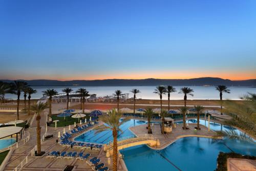 恩波其克Vert Dead Sea by AFI Hotels的享有度假村的空中景致,设有游泳池和棕榈树