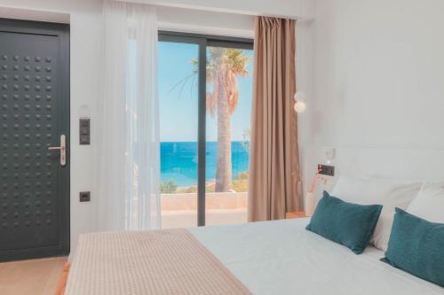 马克里亚罗斯Plakakia Luxury Apartments的一间卧室设有一张床,享有海景