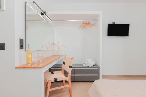 马克里亚罗斯Plakakia Luxury Apartments的厨房配有书桌和桌椅
