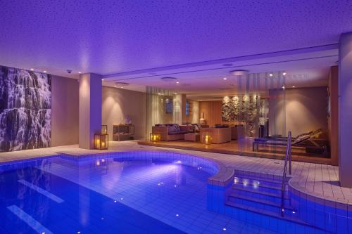 雷克雅未克Reykjavik Natura - Berjaya Iceland Hotels的紫色天花板的酒店游泳池