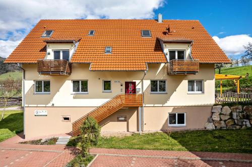 奥伯基希Ferienhof Vordere Alm的一座带橙色屋顶的房屋
