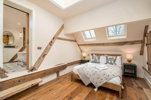 BrillPass the Keys Merlin’s stables-country retreat的一间卧室设有一张床和一间浴室。