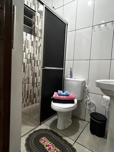大坎普Pousada e Hotel Italian Garden House的浴室配有卫生间、盥洗盆和淋浴。