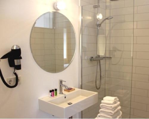 阿伦斯霍普Der Charlottenhof的浴室配有盥洗盆和带镜子的淋浴