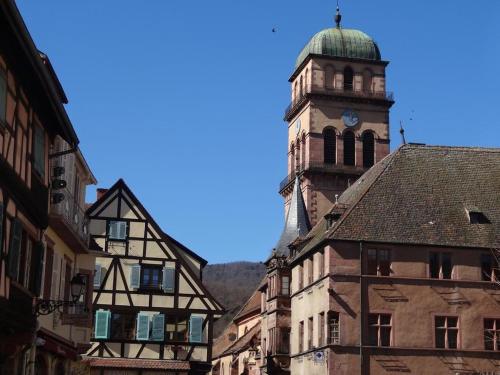 凯泽贝尔Origin'alsace的一座城市中带有钟楼的历史建筑