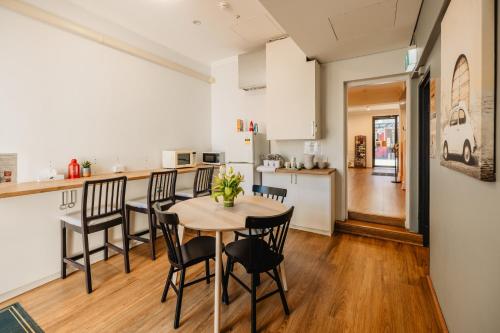 悉尼Newtown Cozy Stays的厨房以及带桌椅的用餐室。