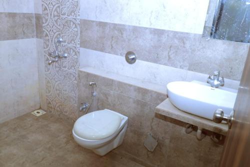 锡尔瓦萨Kings Resort的浴室配有白色卫生间和盥洗盆。