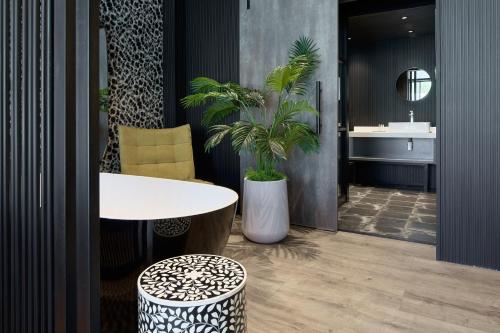 卢萨卡Cargo88 Hotel的配有白色桌子和植物的浴室