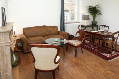 桑利斯Appartements 4 vents by La Boîte En Plus的客厅配有沙发和桌椅