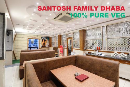HOTEL SANTHOSH DHABA SUITES-NEAR AIRPORT Zone餐厅或其他用餐的地方