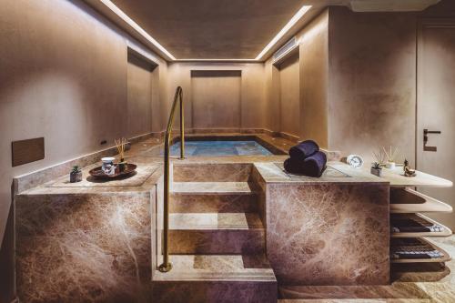 雅典The Residence Aiolou Hotel & Spa的一间带按摩浴缸的浴室