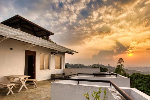 康提Amandara Hills Kandy的享有日落美景的别墅