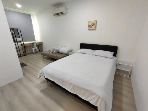 米里CASA homestay 軒名宿的卧室配有一张白色大床