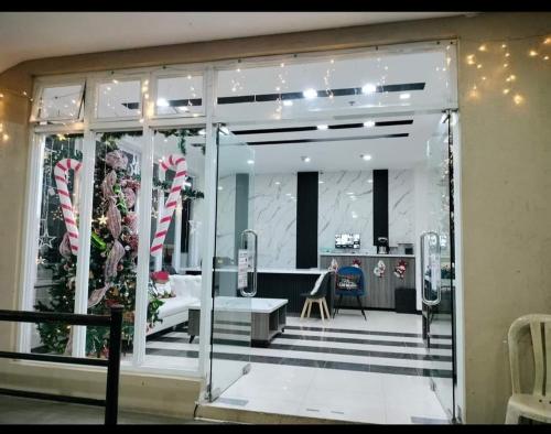 碧瑶Krystal Claine Homestay-BURNHAM HILL的窗户上装有圣诞糖果的商店前