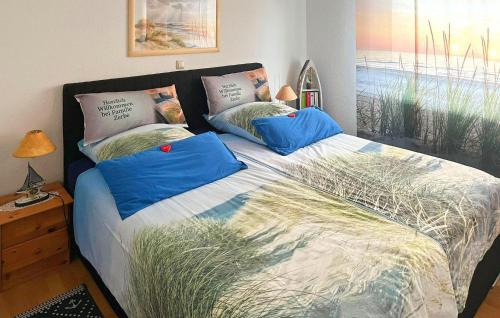 Kölpinsee auf UsedomCozy Apartment In Loddin seebad With Kitchen的一间卧室配有一张带蓝色枕头的大床